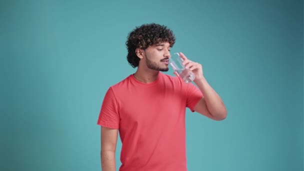 Hombre Hispano Guapo Bebiendo Vaso Agua Dulce Sobre Fondo Azul — Vídeos de Stock