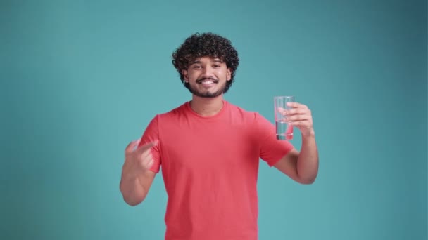 Sostenibilidad Consumismo Concepto Ecológico Feliz Hombre Indio Sonriente Mostrando Agua — Vídeos de Stock