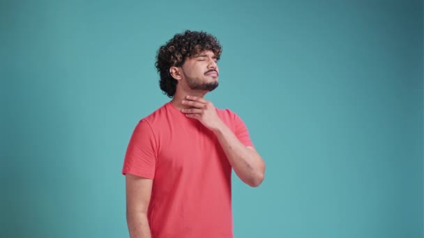 Індійський Чоловік Бородою Кораловій Футболці Торкається Болючої Шиї Горло Від — стокове відео