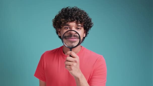 Engraçado Latino Espanhol Homem Mostra Dentes Brancos Sorrisos Através Uma — Vídeo de Stock