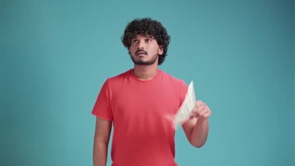 Drôle Jeune Homme Latin Avec Paquet Dollars Dans Ses Mains — Video