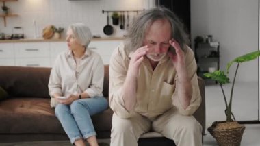 Başarısız ilişkiler, başarısız evlilikler, ayrılıklar, yanlış anlaşılmalar. Sessiz, üzgün, yaşlı, evli çift koltukta oturup sorunları ayrı ayrı düşünüp tatmin olmazlar, boşanmayı düşünürler.