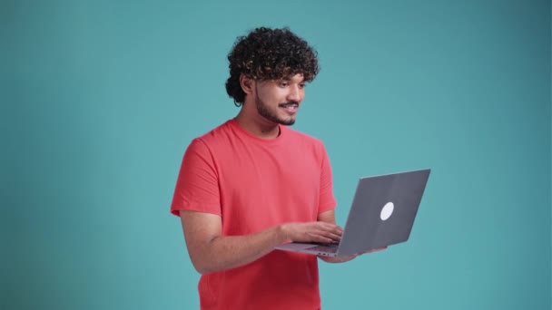 Visão Lateral Retrato Homem Latino Alegre Com Barba Coral Shir — Vídeo de Stock