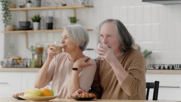 Vieux Beau Couple Assis Dans Cuisine Profiter Délicieux Café Latte — Video