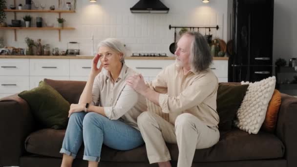 Gri Saçlı Koca Sorunun Üstesinden Yardımcı Evde Mutsuz Olgun Karısı — Stok video