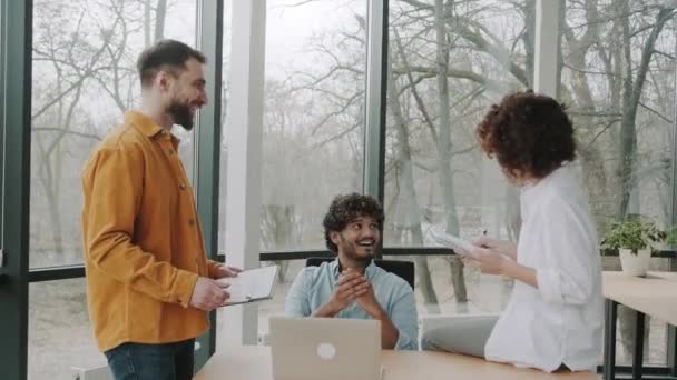 Freundliches Team Von Büroangestellten Dreamteam Hat Spaß Bei Der Projektbesprechung — Stockvideo