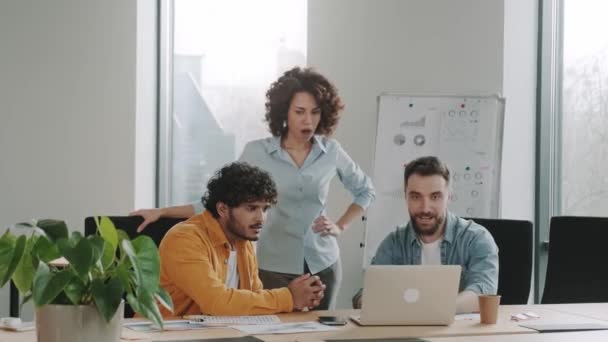 다인종 Euphoric 사람들은 노트북을 사무실 테이블에 5개를 빌딩에서 관여된 행복한 — 비디오