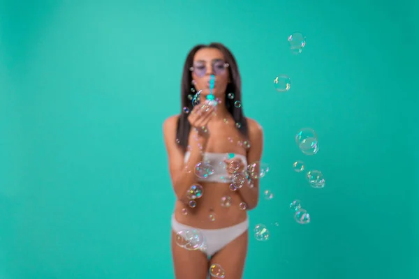 Mujer Sexy Multiétnica Sobre Fondo Azul Traje Baño Que Sopla — Foto de Stock