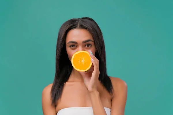 Zachwycona Afroamerykanka Pokazem Połówek Świeżej Soczystej Pomarańczy Jednocześnie Reprezentując Pozytywne — Zdjęcie stockowe