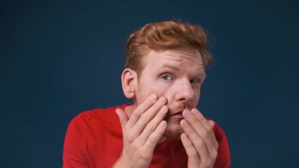 Face Close Young Ginger Man Looking His Skin Problems Examining — Stock Video