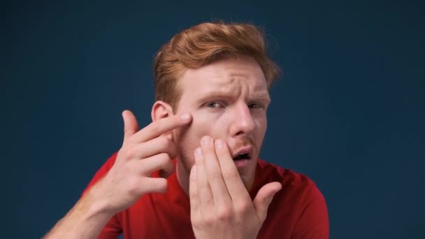Red Head Young Man Face Close Examining His Skin Wrinkles — Stock Video