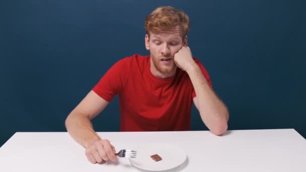 Hombre Hambriento Divertido Come Pequeño Pedazo Chocolate Plato Medio Vacío — Vídeo de stock