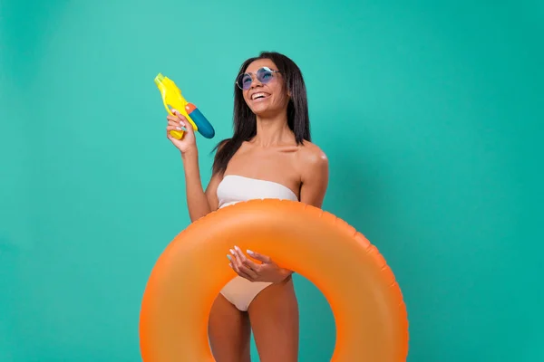 Afroamerykanka Nadmuchiwanym Kołem Stroju Kąpielowym Śmieje Się Pistoletu Wodę Odizolowana — Zdjęcie stockowe