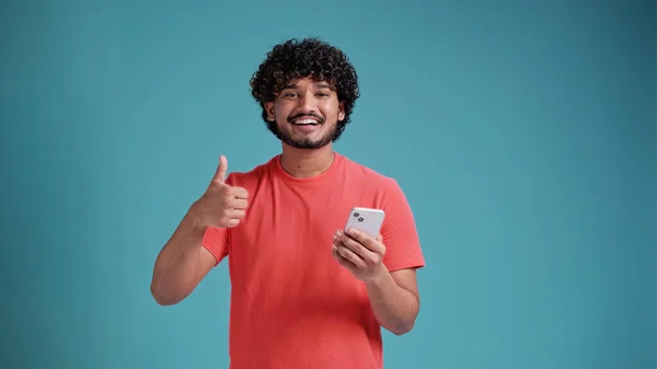 Mladý Snědý Muž Pomocí Smartphonu Dělá Pořádku Znamení Prsty Vynikající — Stock fotografie