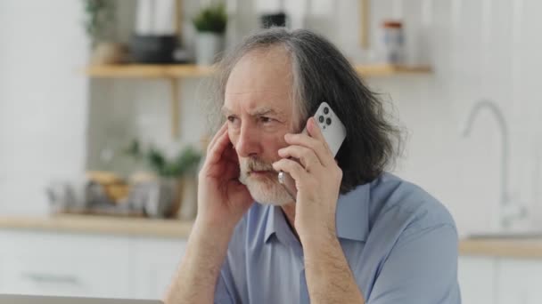 Hüsrana Uğramış Yaşlı Bir Adam Telefonda Konuşuyor Kötü Haberleri Duyuyordu — Stok video