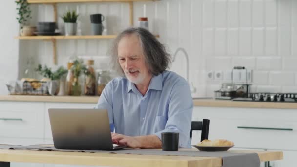 Starzejący Się Pracownik Skoncentrowany Starszy Mężczyzna Pracuje Laptopie Domowego Biura — Wideo stockowe