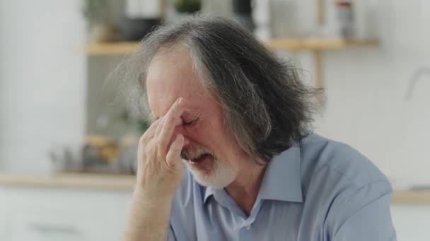 Zblízka Starší Muž Pocit Únavy Při Dotyku Očí Prsty Pocit — Stock video