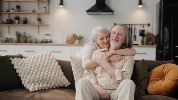 Portrety Żonatej Pary Starców Przytulających Się Nawzajem Okazując Miłość Troskę — Wideo stockowe
