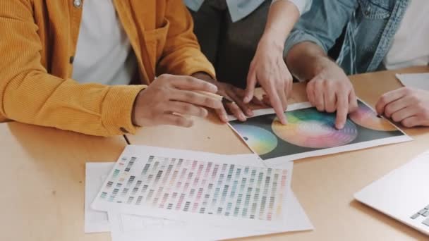 Hände Von Designern Einem Arbeitsplatz Mit Farbpaletten Auf Papier — Stockvideo