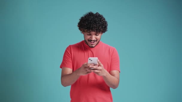 Junge Überrascht Multiethnische Lustige Positive Mann Mit Smartphone Sagt Wow — Stockvideo
