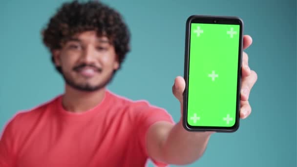 Młody Indianin Trzyma Smartfona Zielonym Ekranem Pokazując Pusty Ekran Chromakey — Wideo stockowe