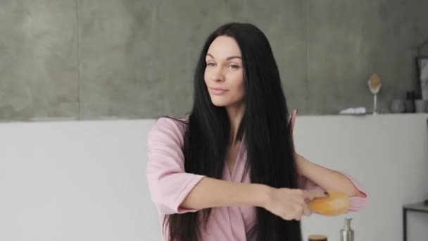 Güzel Gür Saç Taraklarıyla Güzel Genç Esmer Bir Kadın Kırılganlığını — Stok video