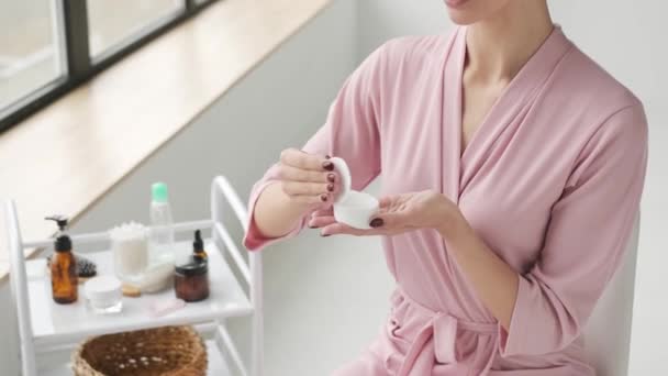 Vrouw Hand Holding Katoen Pad Achtergrond Van Badkamer Voor Cosmetische — Stockvideo