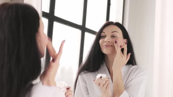 Huidverzorgingsconcept Mooie Jonge Vrouw Toepassen Van Vochtinbrengende Crème Het Gezicht — Stockvideo