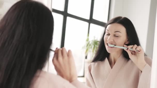 Tandheelkundige Gezondheid Belangrijk Een Jonge Vrouw Die Voor Spiegel Staat — Stockvideo