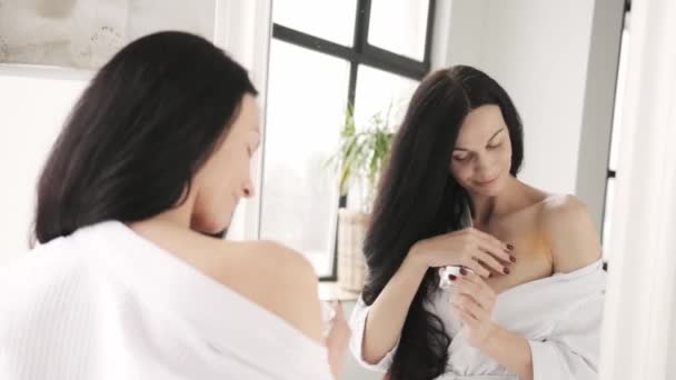 Schöne Kaukasische Frau Trägt Körpercreme Auf Ihre Perfekte Schulter Auf — Stockvideo