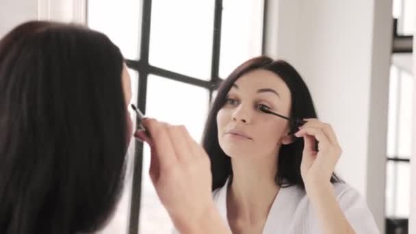 Kvinnliga Färger Ögonfransar Ung Attraktiv Kvinna Ser Sig Spegeln Badrummet — Stockvideo