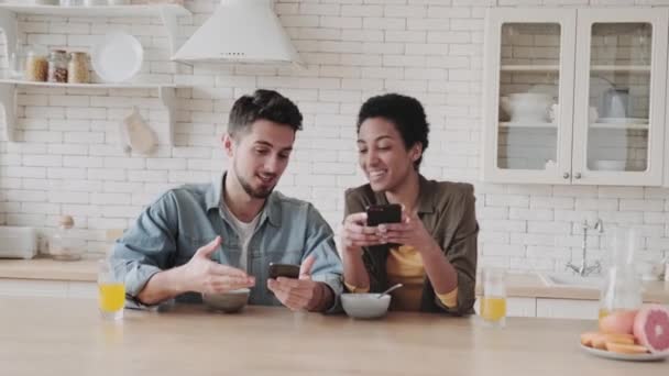 Mutfağında Cep Telefonu Kullanan Çok Irklı Bir Çift Lişki Kavramı — Stok video