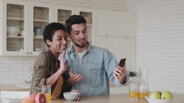 Çok Irklı Bir Çift Mutfaktaki Masada Otururken Video Görüşmesi Için — Stok video