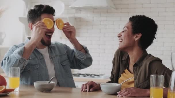 Wieloetniczna Para Bawiąca Się Kuchni Bawiąca Się Pomarańczami Koncepcja Zdrowej — Wideo stockowe