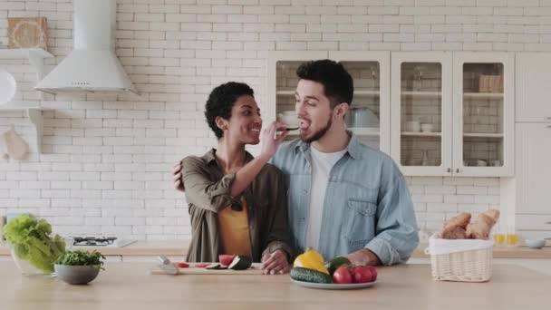 Jonge Multi Etnische Paar Veganisten Keuken Maken Salade Snijden Van — Stockvideo