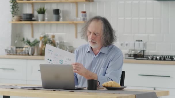 Bărbat Vârstă Mijlocie Vârstă Lucrează Acasă Arătând Distanță Lucrare Grafică — Videoclip de stoc