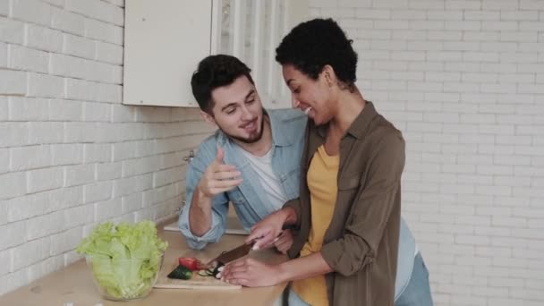 Unga Multietniskt Par Har Roligt Medan Matlagning Hälsosam Mat Och — Stockvideo