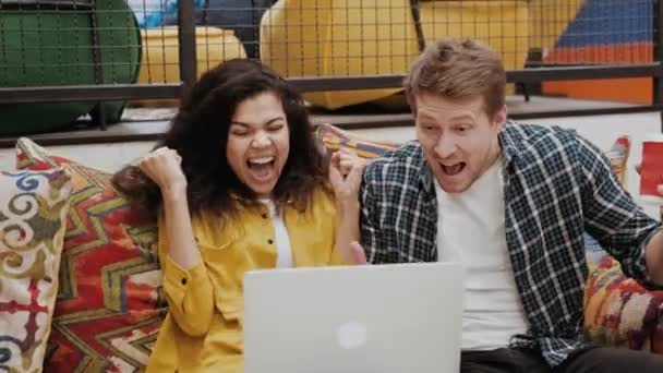 Jonge Man Vrouw Casual Met Een Laptop Euforie Blij Met — Stockvideo