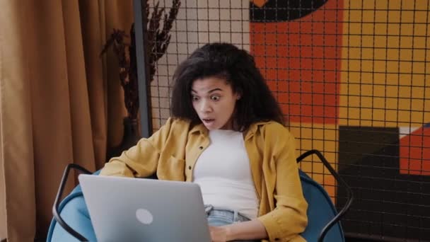 Jonge Multi Etnische Vrouw Zitten Boos Met Laptop Lees Slecht — Stockvideo