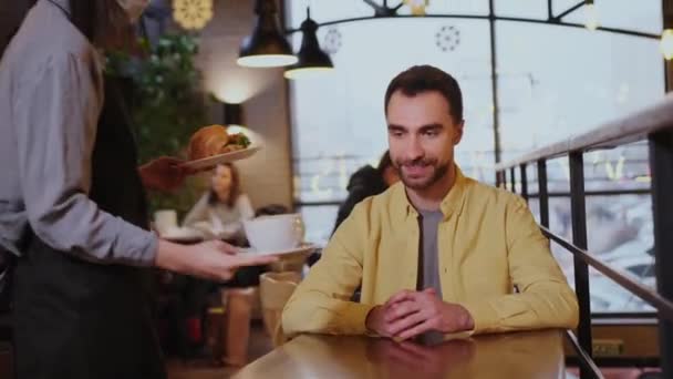 바리스타 숍에서 테이블에 고객에게 커피와 크로이센트 빵집의 레스토랑 개념에 소규모 — 비디오