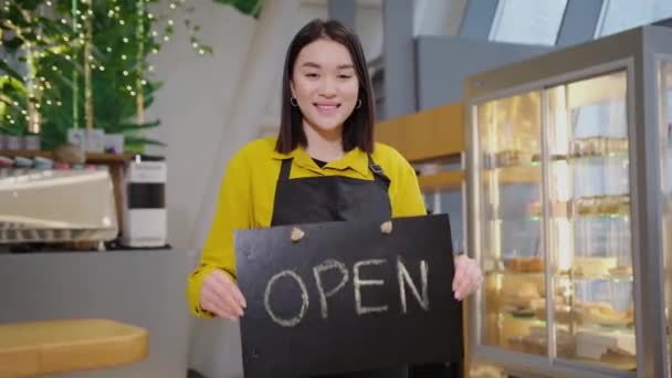Кафе Снова Открыто Молодая Азиатка Бариста Владелец Кофейни Держит Открытую — стоковое видео