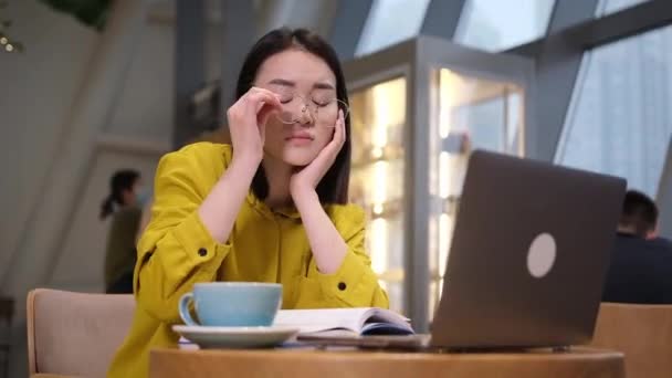 Azjatka Cierpiąca Zmęczenie Oczu Zdejmując Okulary Zmęczone Pracą Ekranie Komputera — Wideo stockowe