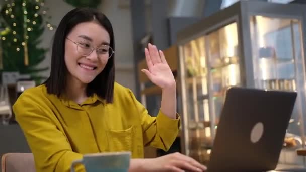 Młoda Azjatycka Kobieta Relaks Przy Użyciu Laptopa Wideokonferencji Spotkanie Czat — Wideo stockowe