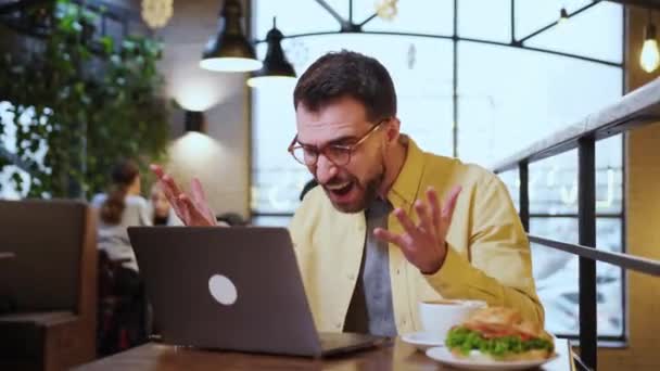 Jovem Homem Irritado Chocado Olhando Para Tela Laptop Lendo Más — Vídeo de Stock