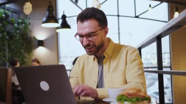 Spændt Henrykt Ung Mand Vinder Kigger Laptop Fejre Bet Bud – Stock-video