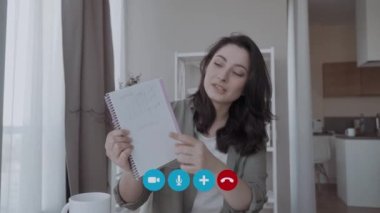 Genç iş kadınının portre görüntüsü Web kamerası konferansını kullanarak müşteriye danışmak, gülümseyen kadın çalışanın ortak ya da merkez ofisten meslektaşıyla yaptığı görüntülü konuşma