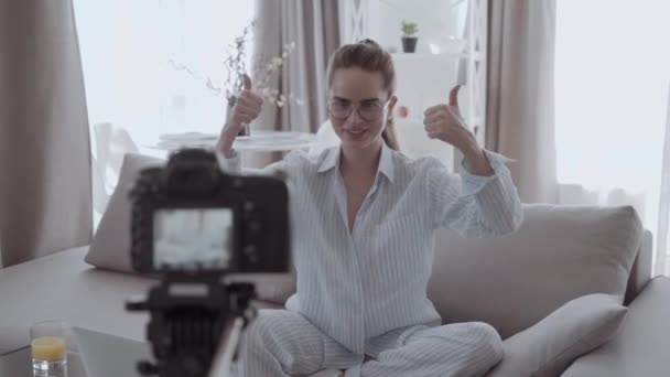 Wunderschöne Junge Frau Die Kosmetikprodukte Für Ihren Beauty Videoblog Hause — Stockvideo