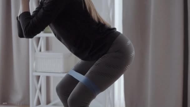Jeune Belle Sportive Femme Athlétique Squats Avec Des Elfes Fitness — Video