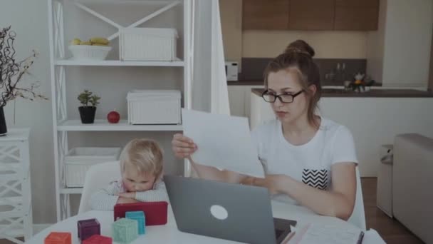 Δυστυχισμένη Μητέρα Που Εργάζεται Από Σπίτι Δίπλα Στο Παιδί — Αρχείο Βίντεο