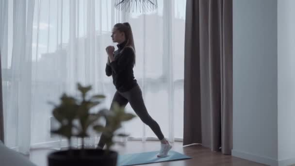 Spor Yapan Genç Bir Kadın Oturma Odasında Tek Başına Sabahları — Stok video